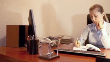 Onu iş yerinde iş kadını