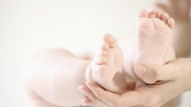 Annesi elinde bebek ayaklar