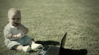 bir defter ile çim üzerinde bebek sittind