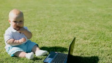 bir defter ile çim üzerinde bebek sittind