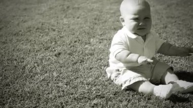 çimenlere oturup dizüstü bilgisayar ile güzel bir çocuk portresi.