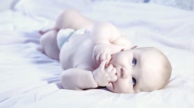 Yeni doğan bebek bezli yatakta yatan