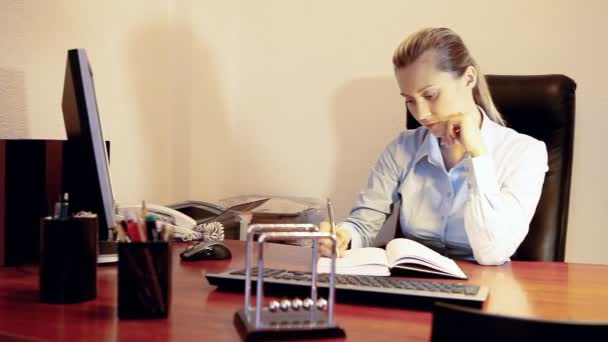 彼女の仕事の場所でのビジネスの女性 — ストック動画