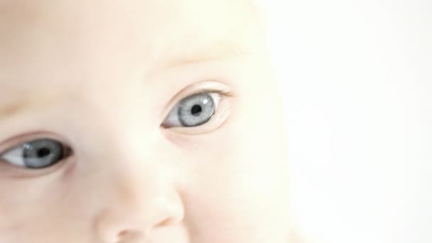 Heldere close-up portret van schattige baby — Stockvideo