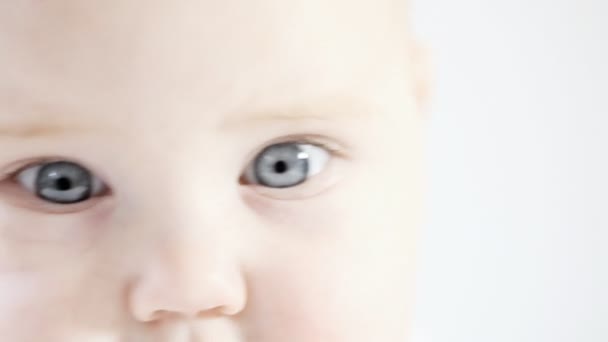 Brilhante close-up retrato de bebê adorável — Vídeo de Stock