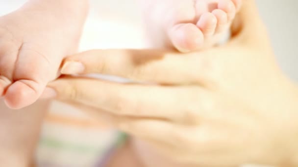 Babys foots in mother hands — Stock Video