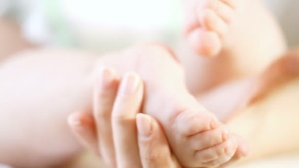 Babys foots in mother hands Stock Video