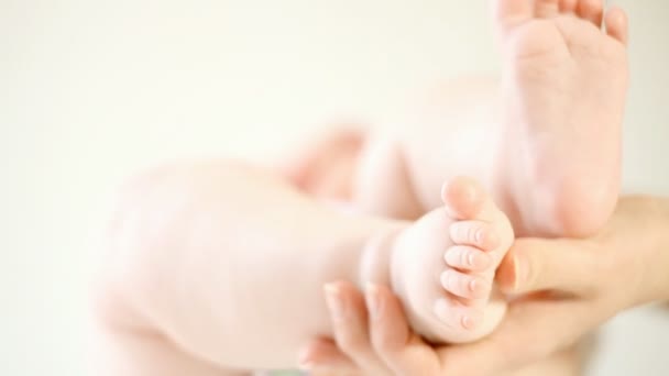Babys Bottensatser i mor händer — Stockvideo