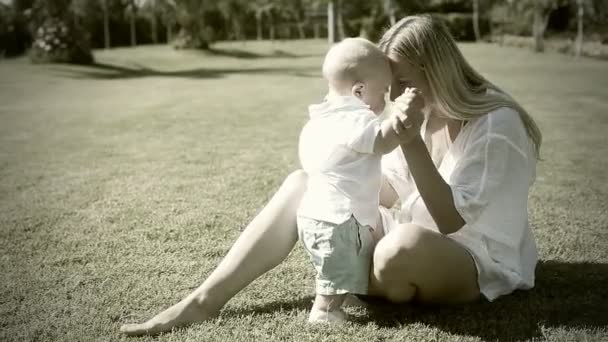 Feliz madre jugando con su bebé — Vídeo de stock