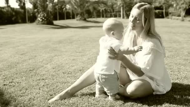 婴儿与母亲在公园草地上腑 — 图库视频影像