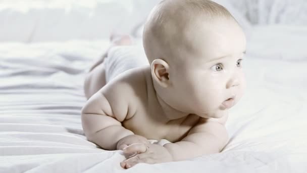 Bebé recién nacido en la cama del niño — Vídeos de Stock