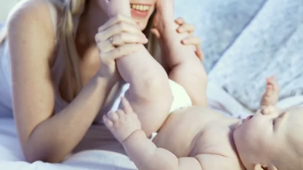 Lycklig mor med barn — Stockvideo