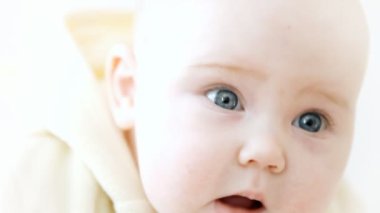 açık renkli gülen bebek