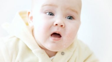 açık renkli gülen bebek