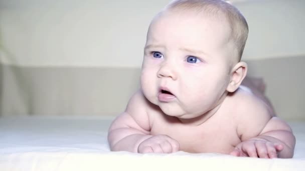 子供のベッドで生まれたばかりの赤ちゃん — ストック動画