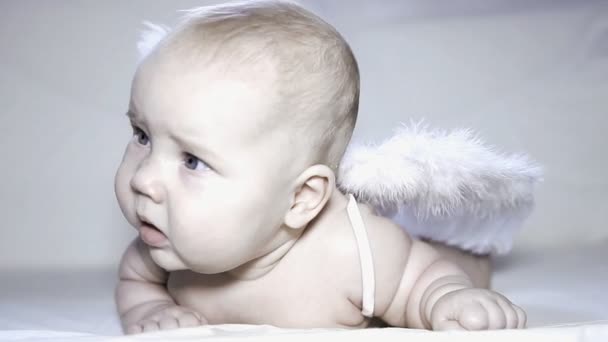 Baby angel w łóżku dziecka — Wideo stockowe