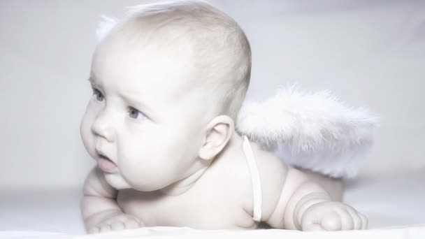 Bebek melek çocuk yatakta — Stok video
