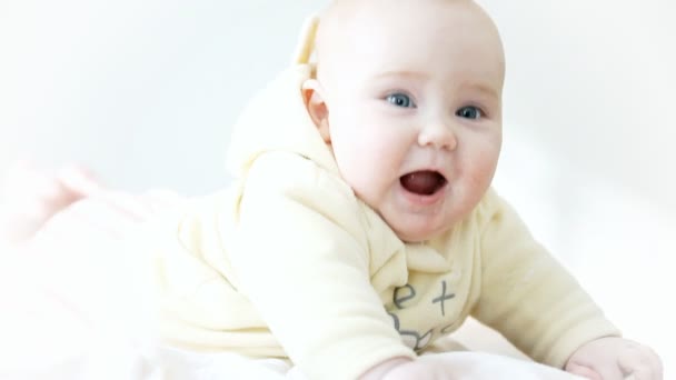 Bebê sorridente no fundo claro — Vídeo de Stock