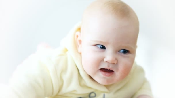 Bébé souriant sur le fond clair — Video