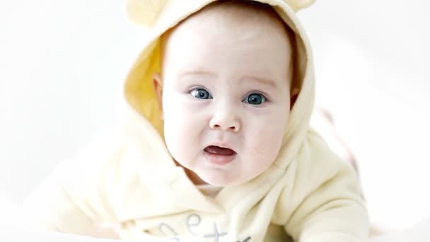 Bébé souriant sur le fond clair — Video