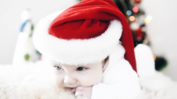 Bébé en chapeau de Noël sur le fond de nouvelle année 