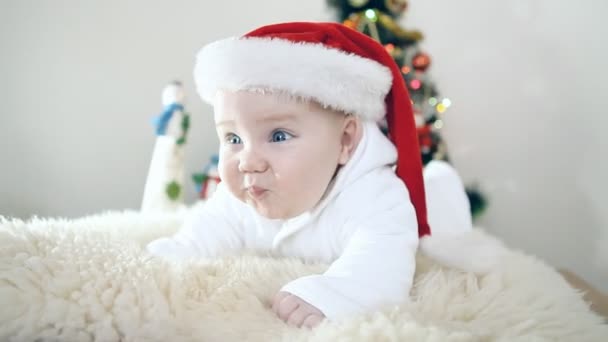 Baby in Christmas hat on the new year background — Stock Video