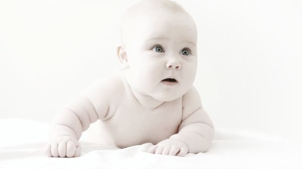 Felicidad bebé divertirse en la cama — Vídeos de Stock