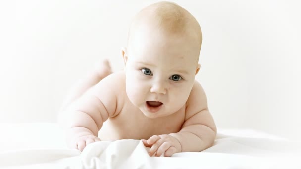 Bonheur bébé funning sur le lit 