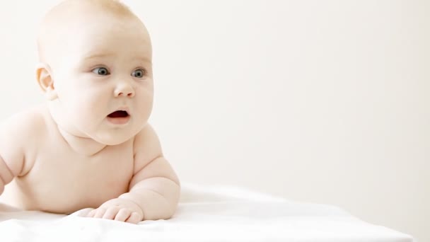 Bonheur bébé funning sur le lit 