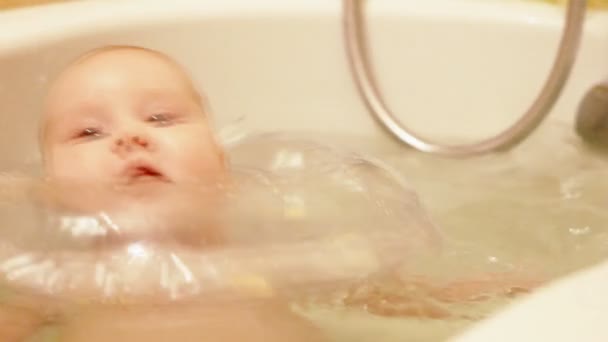 Bebé en un baño — Vídeo de stock