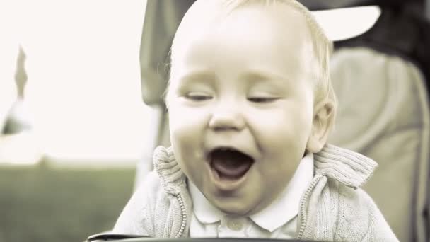 Cheirando bebê sentado ao ar livre — Vídeo de Stock