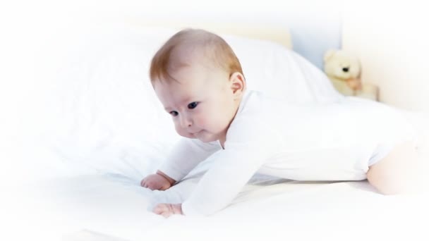 Bonheur bébé funning sur le lit — Video