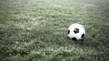 Sahada futbol topu