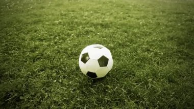 Sahada futbol topu