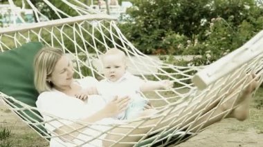 mutlu bebek hamak annesi ile