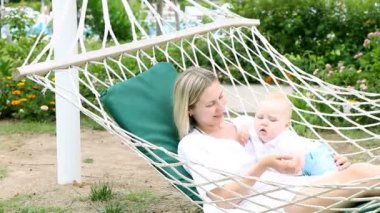 mutlu bebek hamak annesi ile