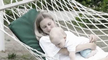 mutluluk bebek hamak annesi ile