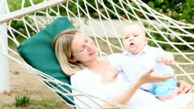 mutluluk bebek hamak annesi ile