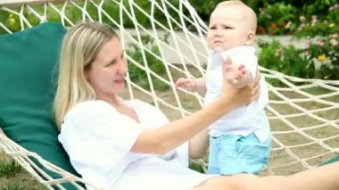 mutluluk bebek hamak annesi ile