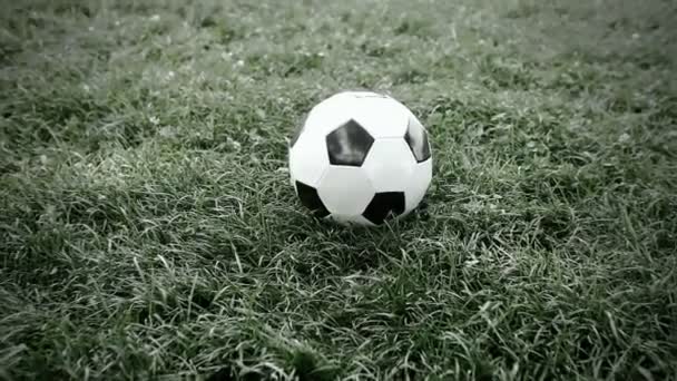 Pelota de fútbol en el campo. Vídeo Vintage — Vídeo de stock