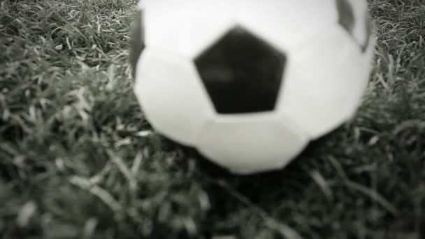 Ball auf dem Fußballplatz. Vintage-Video — Stockvideo