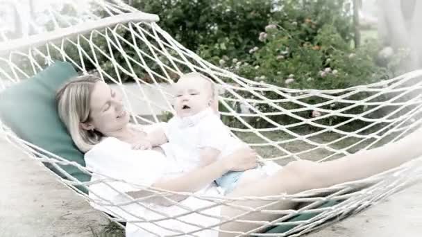 Bebê feliz com a mãe na rede — Vídeo de Stock
