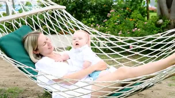 Happy baby med mamma i hängmatta — Stockvideo