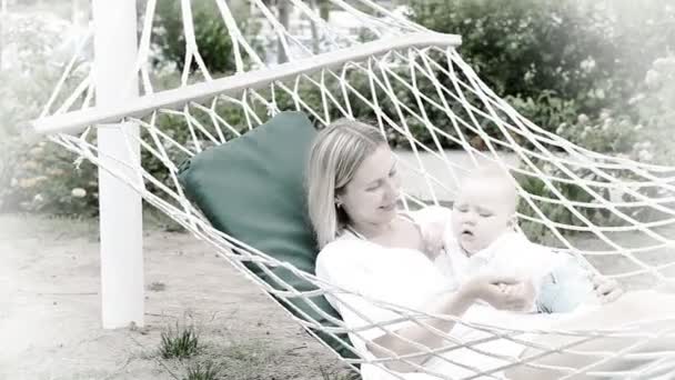 Happy baby med mamma i hängmatta — Stockvideo