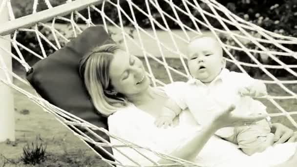 Lycka baby med mamma i hängmatta — Stockvideo