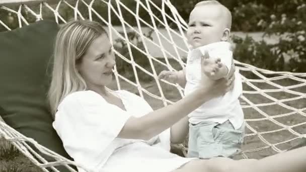 Bebê de felicidade com a mãe na rede — Vídeo de Stock