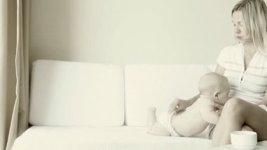 Yatağın üzerinde oynama anne ve bebek