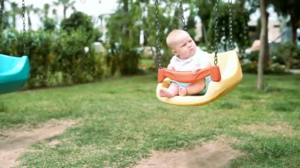 Bebê no swing ao ar livre — Vídeo de Stock
