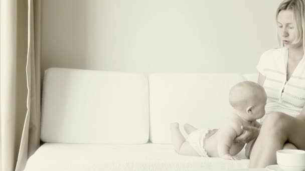 赤ちゃんと母親はベッドの上再生 — ストック動画