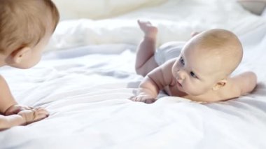 iki mutluluk bebek yatakta oyunu